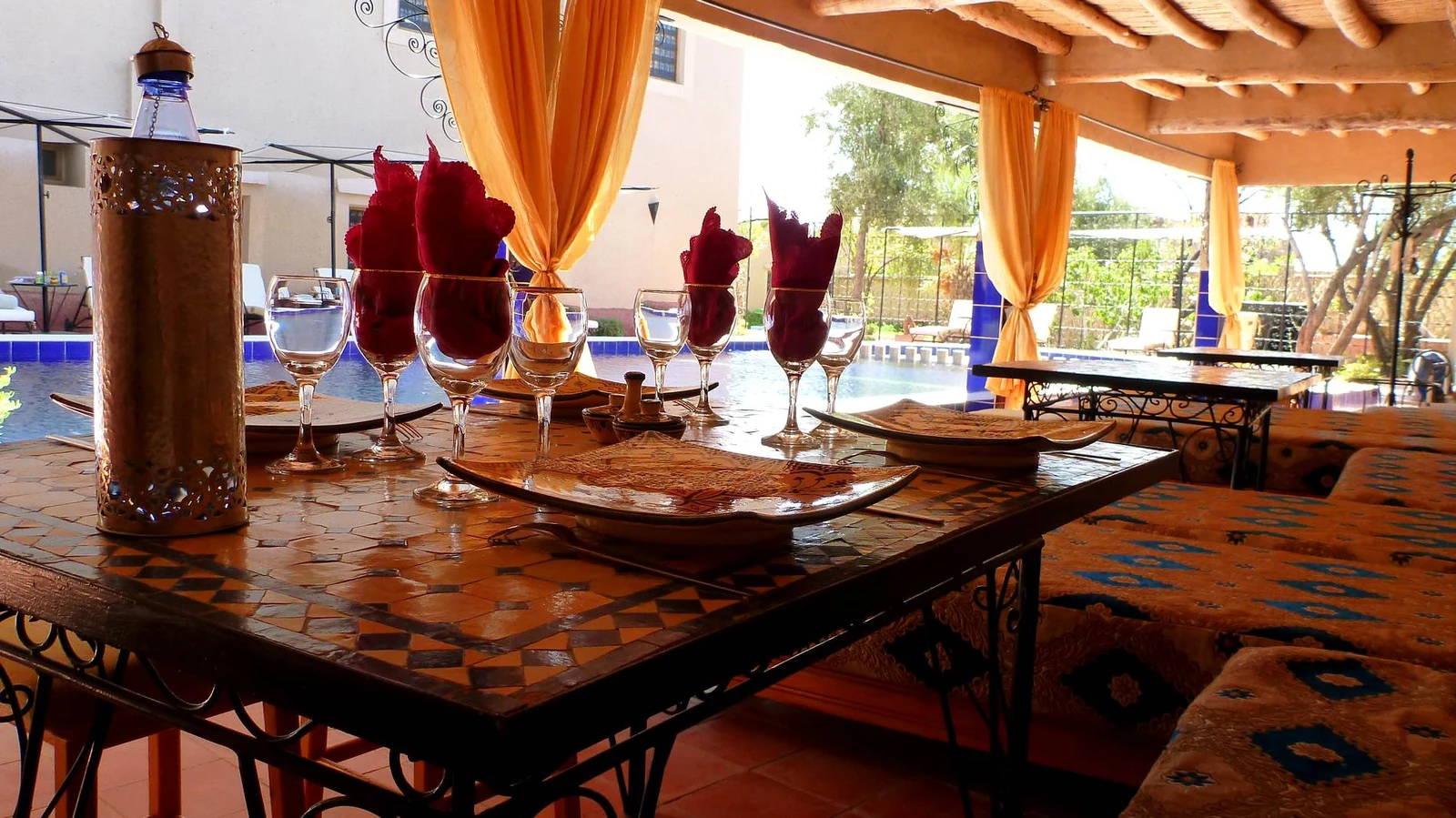 Restaurant & extras